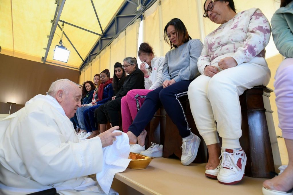 Así fue el lavatorio de los pues que hizo el Papa en una cárcel de mujeres de Roma