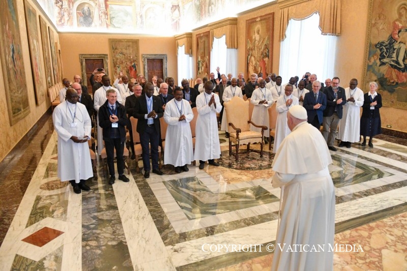 “Os exhorto a ser padres para aquellos a quienes sois enviados”: Papa Francisco a religiosos