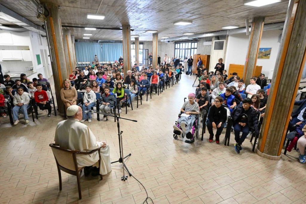 Papa Francisco va por sorpresa a una parroquia romana… a dar la catequesis a los niños