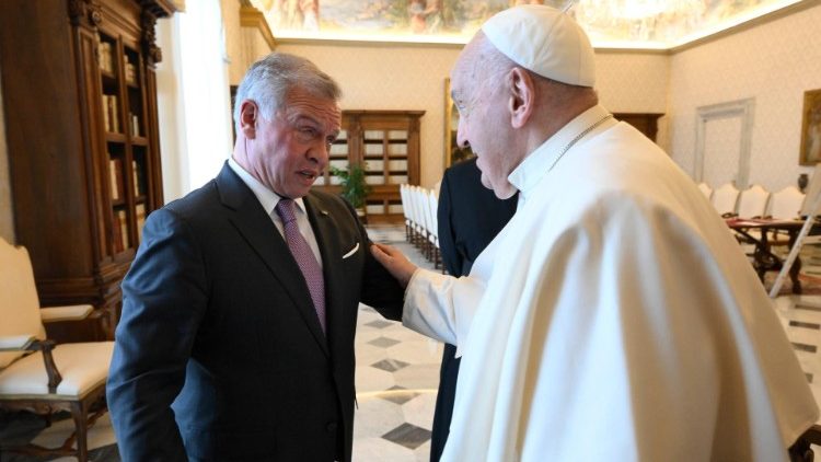 En medio de invasión israelí de Gaza, Papa recibe en audiencia al rey de la vecina Jordania