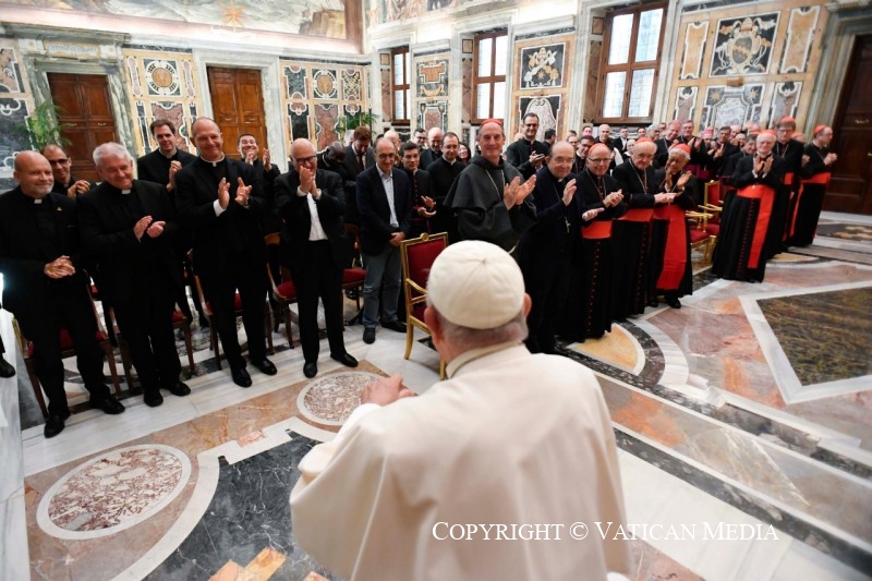 Papa Francisco aborda formación permanente de sacerdotes, promoción vocacional y diaconado permanente