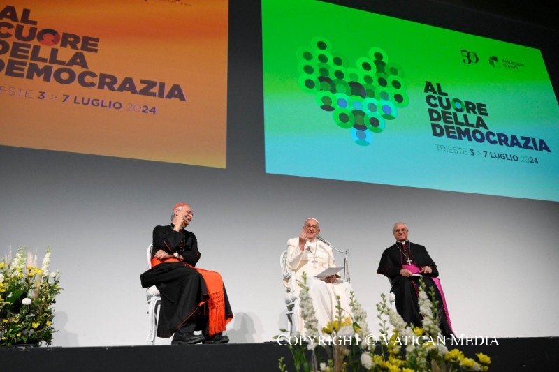 La democracia explicada por el Papa con un corazón herido y otro curado