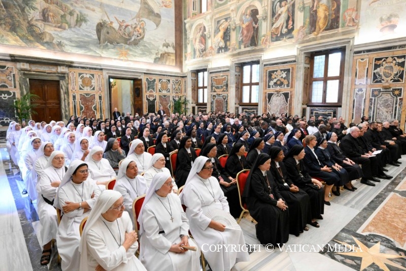 Belleza y sencillez: un mensaje del Papa a 3 congregaciones femeninas y 3 masculinas