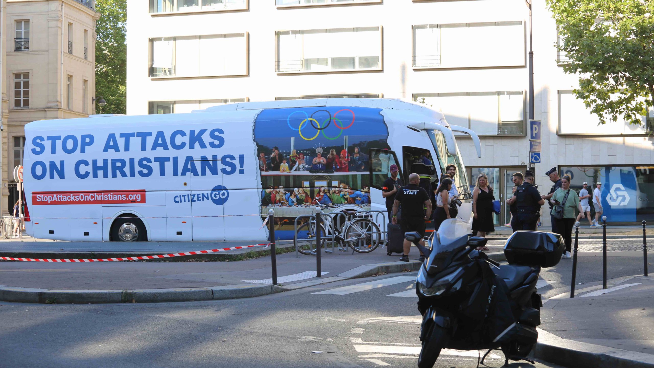 Policía francesa detiene en París autobús que visibiliza persecución contra cristianos y burla en inauguración olimpiadas