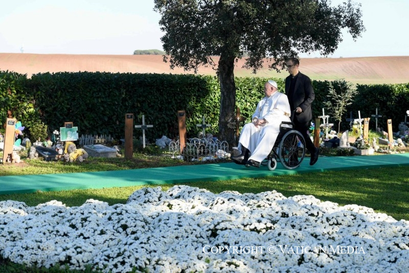 Papa Francisco en el cementerio: ante tumbas de niños abortados o nacidos muertos